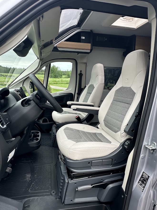 Adria Twin 640 ohjaamon nahkaverhoillut kääntyvät kapteeninistuimet