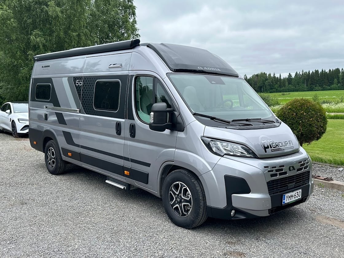 Adria Twin 640 SLB Premium -retkeilyauto ulkoa hopeanharmaana takaviistosta