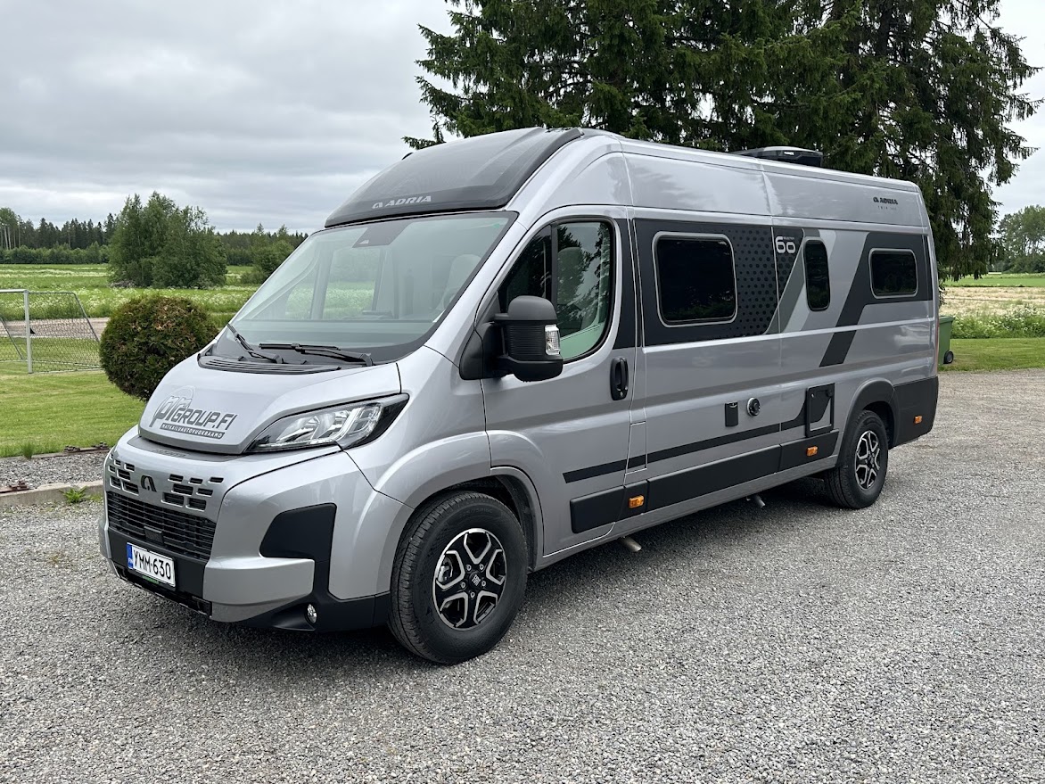 Adria Twin 640 SLB etuviistosta hopeanharmaana pihalla