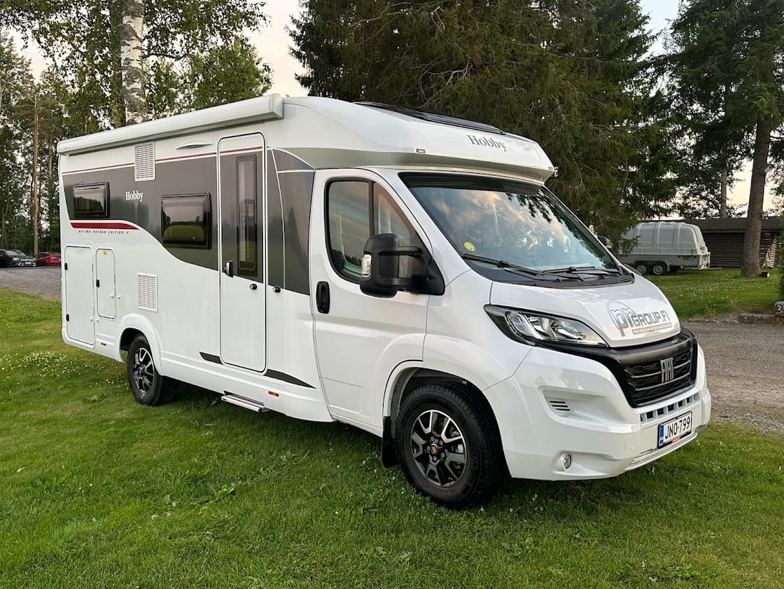 Hobby Optima ONTOUR Edition F V65 GE — matkailuauto vuokralle, kuva 1