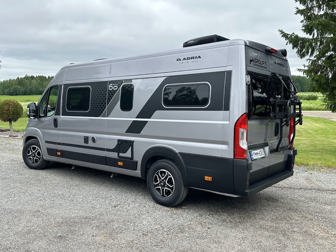 Adria Twin 640 SLB sivulta markiisi auki