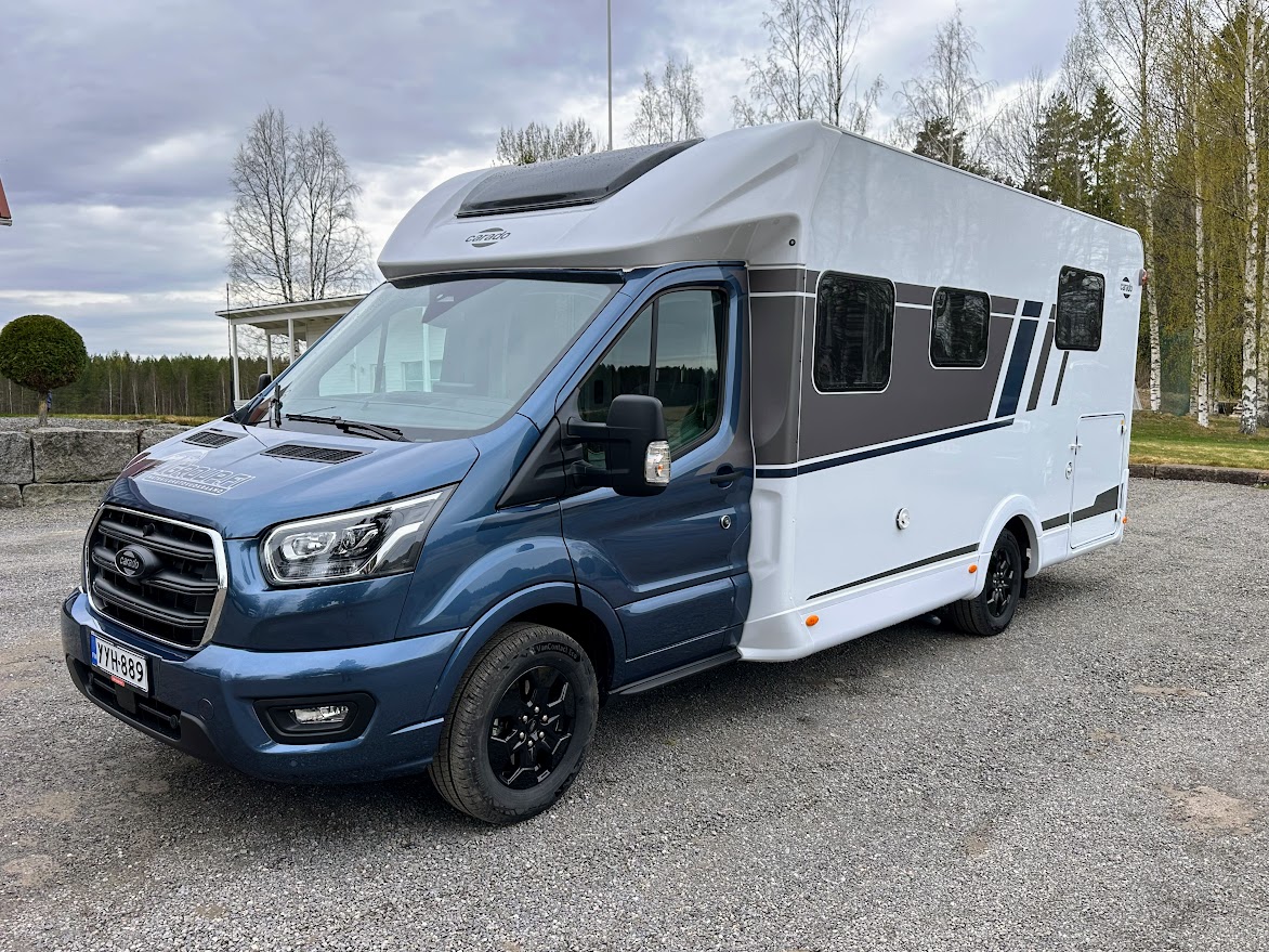 Carado T 449 Edition puoli-integroitu matkailuauto sivulta, mustat alumiinivanteet ja panoraamakattoikkuna