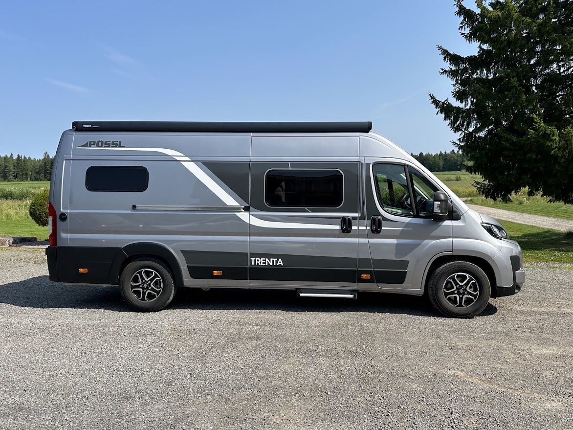 Pössl Trenta 640 Plus sivukuvassa markiisi kiinni, Thule-markiisi katolla