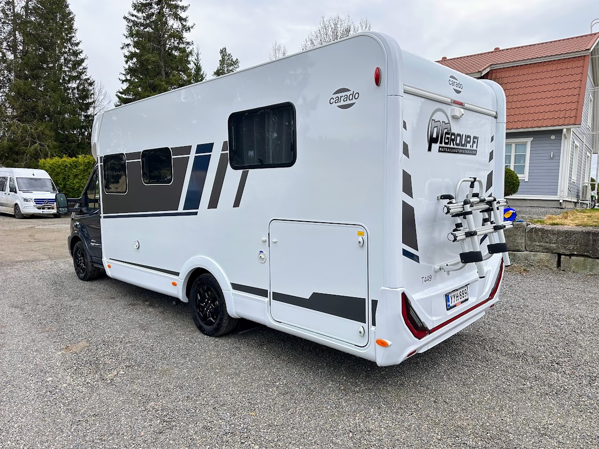 Carado T 449 Edition takaa — Thule-pyöräteline kahdelle pyörälle ja PR Group -teippaus, rek. YYH-889
