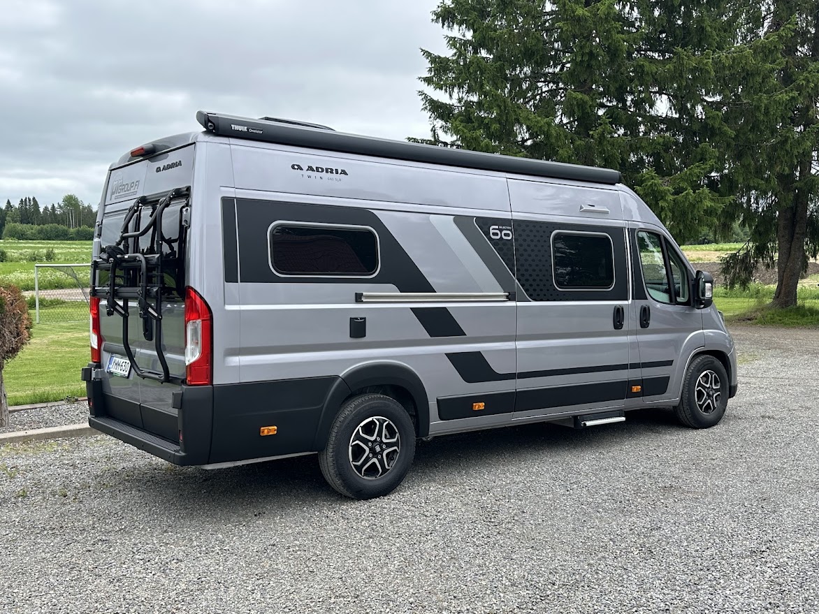 Adria Twin 640 SLB takaa pyörätelineellä ja Thule-markiisilla